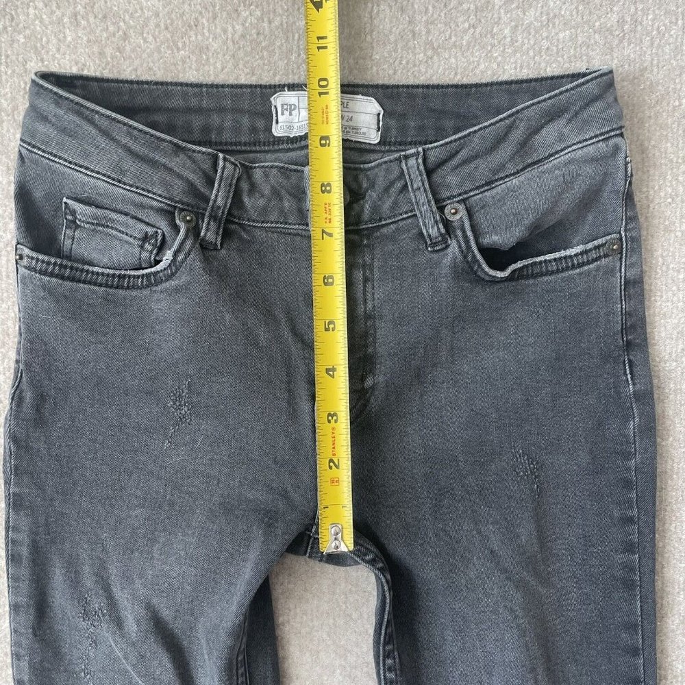 Free People Jeans Womens 24 Gray/Light Wash Black Distressed Stretch Fringe Hem - Picture 7 of 12